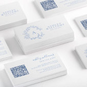 Pastellblauer Monogramm Wappen QR-Code Visitenkarte