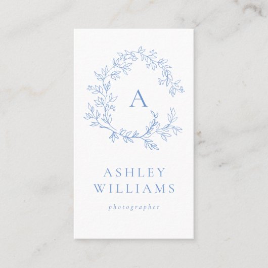 Pastellblaues Monogramm QR-Code Wappen Visitenkarte (Vorderseite)