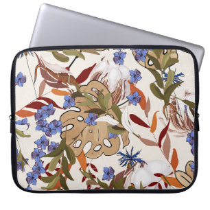 Pastellblühende Blume liegen mit grünen Blätter. R Laptopschutzhülle
