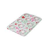 PastellBlumeneulen-Hintergrundmuster Badematte (Schrägansicht)