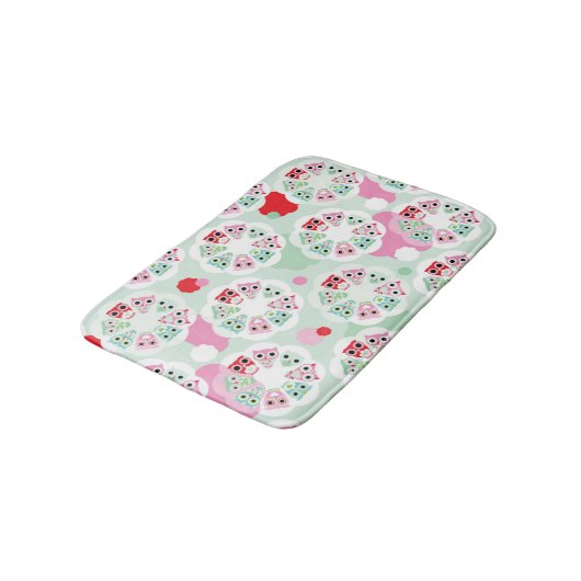 PastellBlumeneulen-Hintergrundmuster Badematte (Schrägansicht)