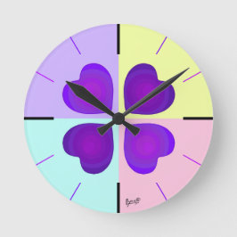 Pastellfarben & lila Herzen schlagen Runde Wanduhr