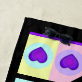 Pastellfarben & lila Herzen schlagen Strandtuch (Beispiel)