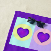 Pastellfarben & lila Herzen schlagen Strandtuch (Beispiel)