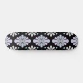 Pastellfarbene Blumenelemente auf schwarzem Hinter Skateboard (Horizontal)