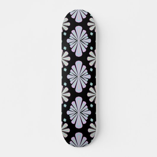 Pastellfarbene Blumenelemente auf schwarzem Hinter Skateboard (Vorne)