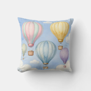 Pastellfarbene Heißluftballons am Himmel Kissen