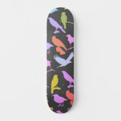 Pastellfarbene Varietät des Vogelmusters Skateboard (Vorderseite)
