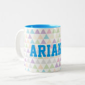 Pastellfarbige Dreiecke mit blauem Individuelle Na Zweifarbige Tasse (Vorderseite Links)