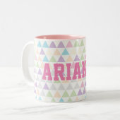 Pastellfarbige Dreiecke mit rosa Individuelle Name Zweifarbige Tasse (Vorderseite Links)