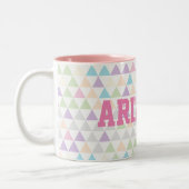 Pastellfarbige Dreiecke mit rosa Individuelle Name Zweifarbige Tasse (Links)