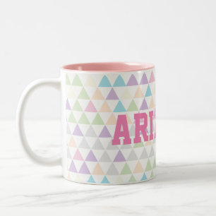 Pastellfarbige Dreiecke mit rosa Individuelle Name Zweifarbige Tasse