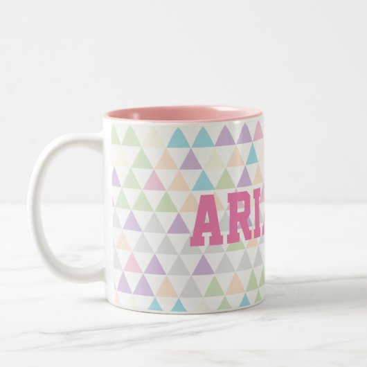 Pastellfarbige Dreiecke mit rosa Individuelle Name Zweifarbige Tasse (Links)