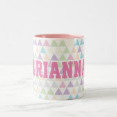 Pastellfarbige Dreiecke mit rosa Individuelle Name Zweifarbige Tasse (Mittel)