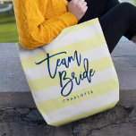 Pastellgelb und weiße Streifen Blaue Mannschaft Br Tasche<br><div class="desc">All-Over-Print Tote-Tasche mit den Worten "Team Bride" in blauen trendigen Skripten vor einem pastellgelben und weißen Streifen Muster Hintergrund. Ideal für Hochzeiten von Brautmädchen, Trauzeugin und Blume. Weitere Farben und passende Elemente finden Sie hier https://www.zazzle.com/collections/119250194970828530?rf=238364477188679314 Personalisieren Sie sie durch Ersetzen des Platzhaltertextes. Für weitere Optionen, wie zum Beispiel den Schriftart...</div>