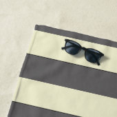 Pastellgelbe Streifen mit benutzerdefiniertem Text Strandtuch (Beispiel)