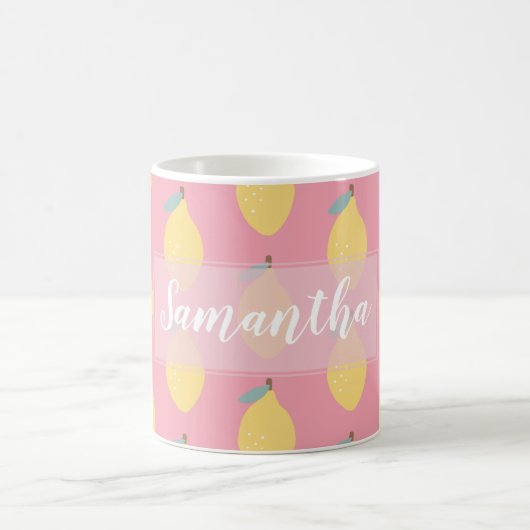 Pastellgelbe Zitronenmuster auf rosa Personalisier Kaffeetasse (Mittel)