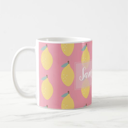 Pastellgelbe Zitronenmuster auf rosa Personalisier Kaffeetasse (Links)