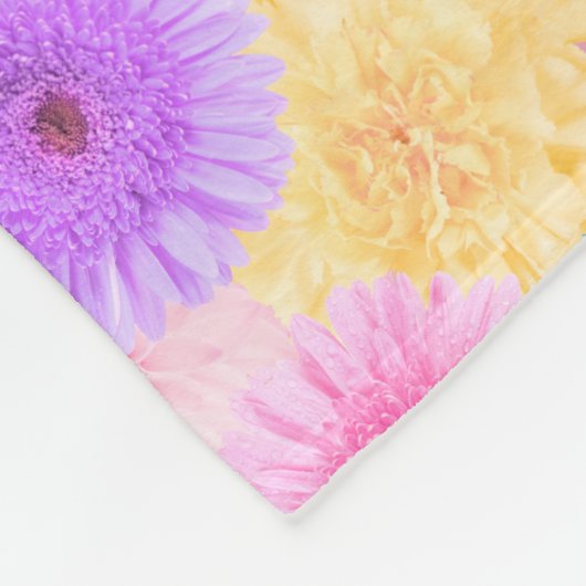 Pastellgerbera-Gänseblümchen mit ihrem Namen Fleecedecke (Ecke)