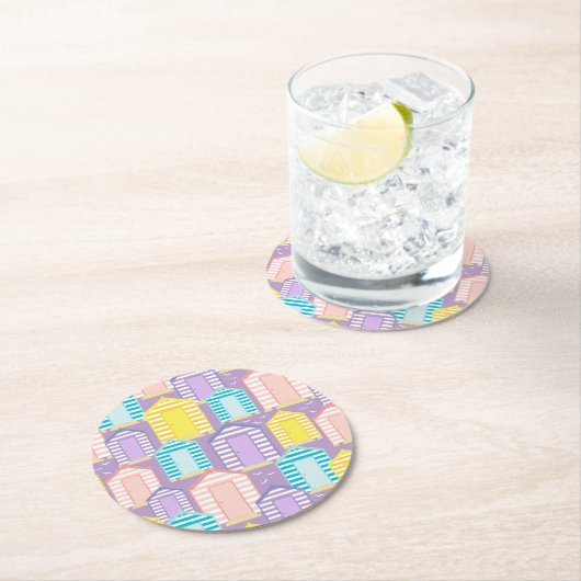 Pastellgestreifte Strandhütte Gemusterte Küste Runder Pappuntersetzer (Vor Ort)