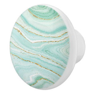 Pastellgrün, flüssiger Marmor, Goldakzent Keramikknauf