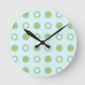 Pastellgrün und graues geometrisches Muster Runde Wanduhr