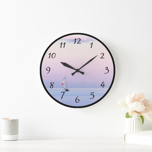 PastellMeerblick mit einem Segelboot Große Wanduhr (Zuhause)