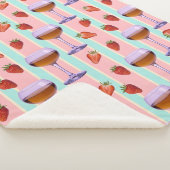 Pastellmuster mit Weingläsern und Erdbeeren Sherpadecke (3/4)