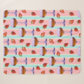 Pastellmuster mit Weingläsern und Erdbeeren Sherpadecke (Vorderseite (Horizontal))