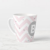 Pastellrosa Chevron und Punkte Graues Monogramm Milchtasse (Linke Ecke)