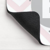 Pastellrosa Chevron und Punkte Graues Monogramm Mousepad (Ecke)