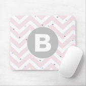 Pastellrosa Chevron und Punkte Graues Monogramm Mousepad (Mit Mouse)