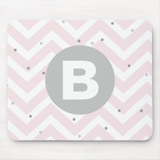 Pastellrosa Chevron und Punkte Graues Monogramm Mousepad (Vorne)