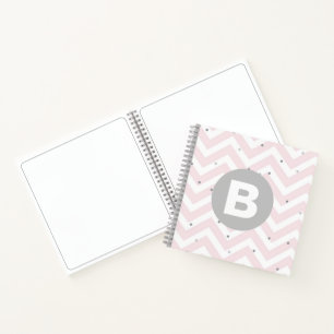 Pastellrosa Chevron und Punkte Graues Monogramm Notizblock