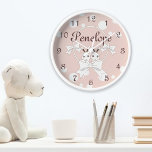 Pastellrosa cremefarbenes Band und Niedliches Zwil Uhr<br><div class="desc">Das Produktdesign umfasst helle Zwillinge mit weißlichen Bändern und Polka-Punkten. Dieser bezaubernde tierische Cartoon macht eine niedliche und einzigartige Wanduhr mit personalisiertem Text für Kinderzimmer und Kinderzimmer.</div>