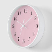 Pastellrosa der Frau mit schwarzen Zahlen im Badez Uhr (Winkel)