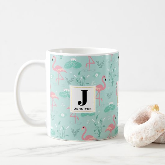 Pastellrosa Flamingos Grünes Muster Monogramm Kaffeetasse (Mit Donut)