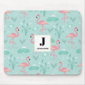 Pastellrosa Flamingos Grünes Muster Monogramm Mousepad (Vorne)