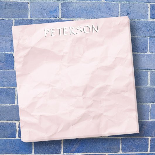 Pastellrosa gekrempeltes Papier mit individuellem Post-it Klebezettel