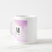 Pastellrosa Himmel mit gelber Regenbogenmonogramm Kaffeetasse (Vorderseite Links)