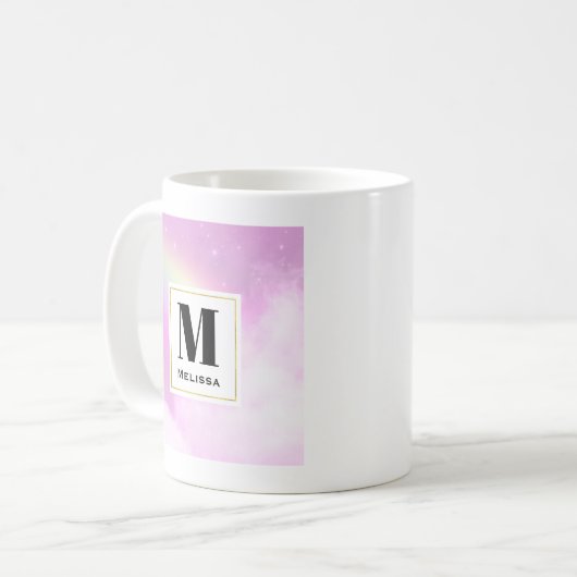 Pastellrosa Himmel mit gelber Regenbogenmonogramm Kaffeetasse (Vorderseite Links)