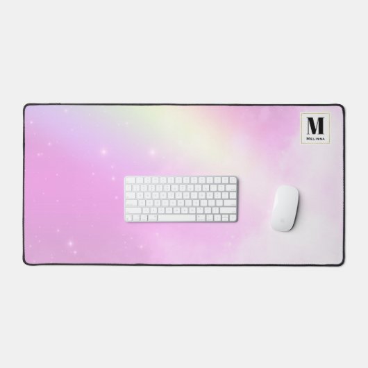 Pastellrosa Himmel mit gelber Regenbogenmonogramm Schreibtischunterlage (Tastatur & Maus)