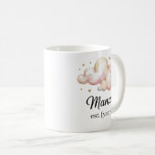 Pastellrosa "Mama Est". Tasse - Babyduschgeschenk (VorderseiteRechts)