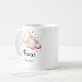 Pastellrosa "Mama Est". Tasse - Babyduschgeschenk (Vorderseite Links)