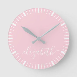 Pastellrosa mit weißer Skriptsignatur - minimal Runde Wanduhr