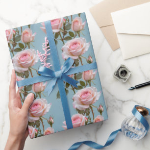 Pastellrosa Rosen auf einem weichen himmelblauen H Geschenkpapier