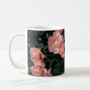 Pastellrosa Rosen, die im Garten in weichem Li wac Kaffeetasse
