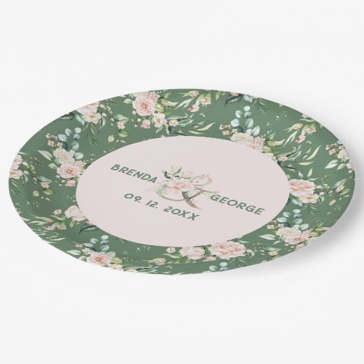 Pastellrosa Rosen Wasserfarbenmuster auf Grün Pappteller (Schrägansicht)