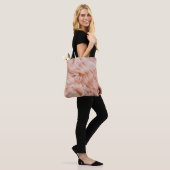 Pastellrosa Stoffe: Elegante Texturen. Tasche (Am Model)
