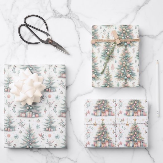 Pastellrosa und blaue Weihnachtsbäume dekoriert Geschenkpapier Set (Vorderseite)